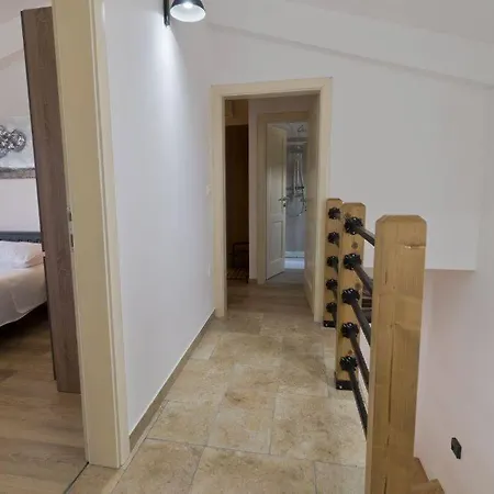 Beautiful, Modern Flegar With A Private Pool