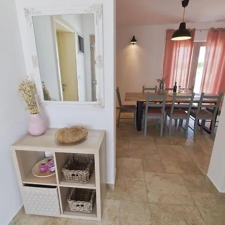 Beautiful, Modern Flegar With A Private Pool