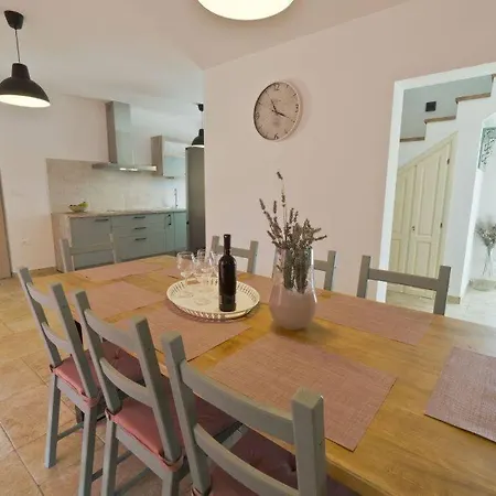 Beautiful, Modern Flegar With A Private Pool