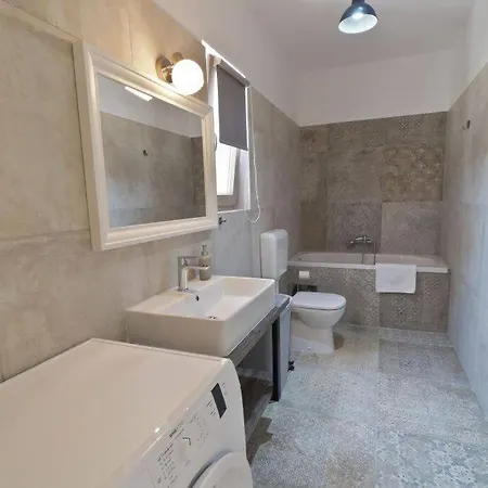 Beautiful, Modern Flegar With A Private Pool *