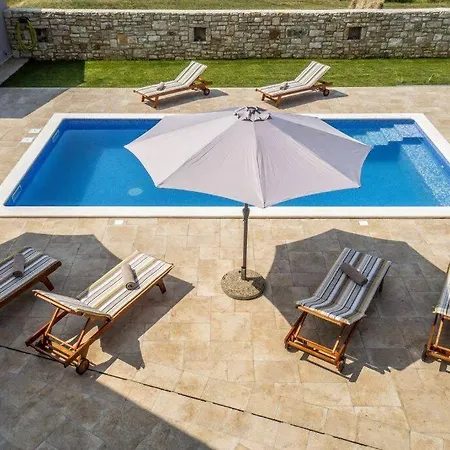 Beautiful, Modern Flegar With A Private Pool *