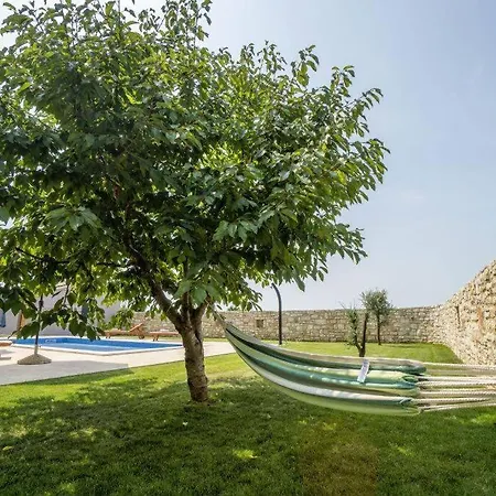 Beautiful, Modern Flegar With A Private Pool *