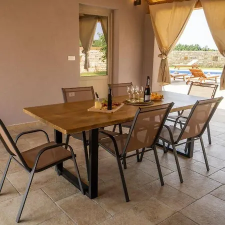 Beautiful, Modern Flegar With A Private Pool